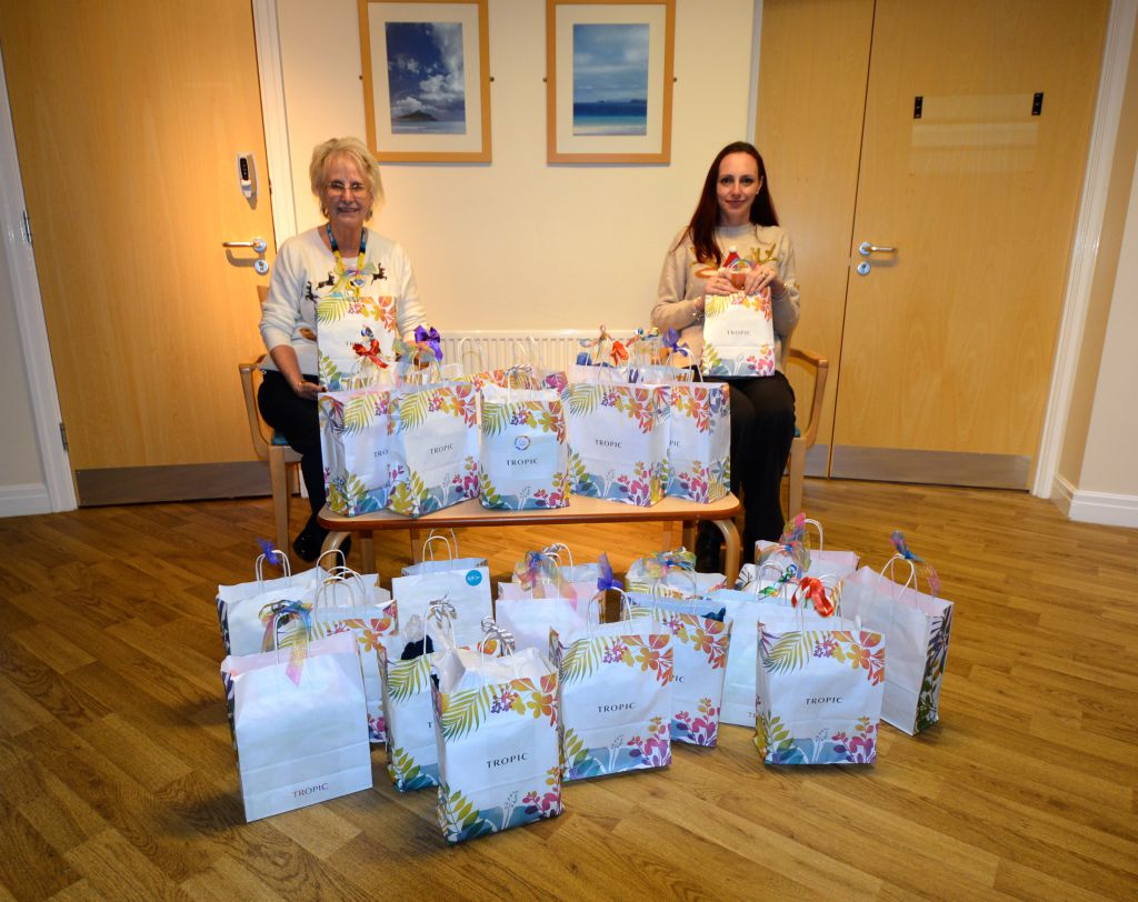 Picture of Maureen and Katie with the pamper packs